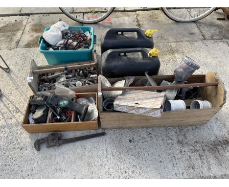 A LARGE QUANTITY OF HAND TOOLS TO INCLUDE TORCHES, DEWALT BATTERIES AND PAINT PRAY EQUIPMENT ETC 