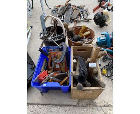 A LARGE ASSORTMENT OF HAND TOOLS TO INCLUDE HAMMERS, RECORD CLAMPS AND A POT RIVOTER ETC 