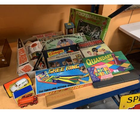 A LARGE COLLECTION OF VINTAGE GAMES AND TOYS TO INCLUDE LESNEY MATCHBOX TIPPER TRUCK, FOOTBALL FAVOURITES, SKEE RING, ETC 