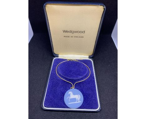 A WEDGEWOOD BLUE JASPERWARE PENDANT IN A PRESENTATION BOX 