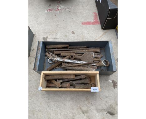 AN ASSORTMENT OF VINTAGE HAND TOOLS TO INCLUDE SPANNERS AND CHISLES ETC 
