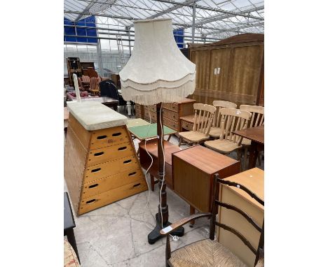 AN EARLY 20TH CENTURY OAK STANDARD LAMP COMPLETE WITH SHADE 