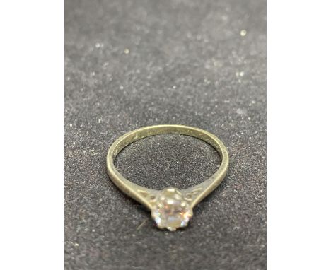 A 9 CARAT GOLD RING WITH A CLEAR STONE SIZE P 