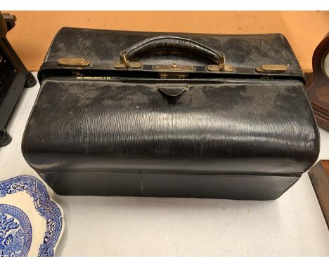 A VINTAGE LEATHER JEWELLERS BAG TO INCLUDE THE JEWELLERY BOX CONTENTS 