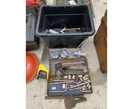 AN ASSORTMENT OF HAND TOOLS TO INCLUDE A SOCKET SET, WOOD PLANE AND DOOR LATCH ETC 