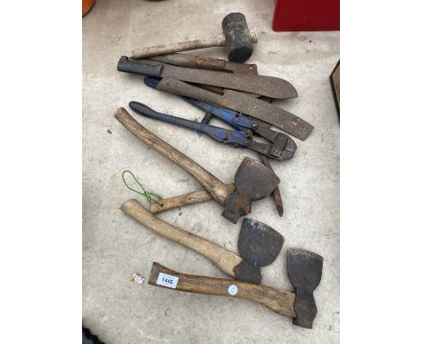 AN ASSORTMENT OF HAND TOOLS TO INCLUDE AXES, SCYTHES AND BOLT CUTTERS ETC 