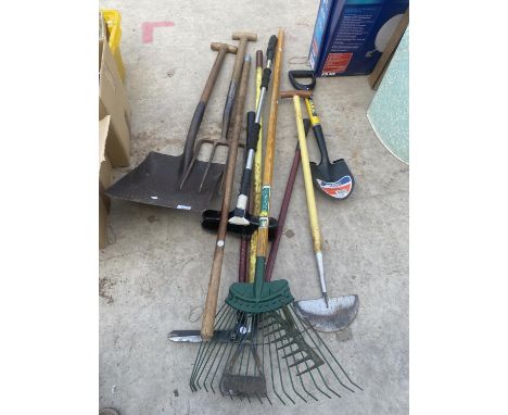 A QUANTITY OF ASSORTED GARDEN TOOLS TO INCLUDE FORK, SHOVEL ABD RAKES ETC 