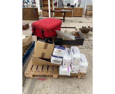 A LARGE QUANTITY OF HOUSEHOLD CLEARENCE ITEMS TO INCLUDE CERAMIC AND GLASS WARE AND A SUITCASE ETC 