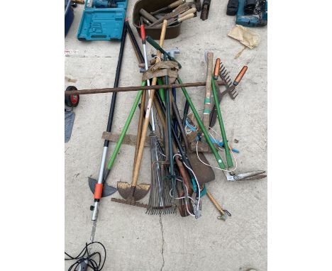 A LARGE ASSORTMENT OF GARDEN TOOLS TO INCLUDE GRASS SHEARS, HOES AND RAKES ETC 