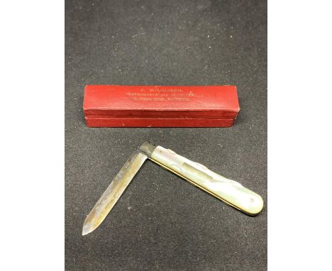 A HALLMARKED SHEFFILED SILVER BLADED FRUIT KNIFE WITH MOTHER OF PEARL HANDLE IN ORIGINAL BOX J WILKINSON WATCHMAKER AND JEWEL