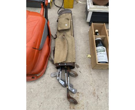 A SET OF VINTAGE GOLF CLUBS TO INCLUDE GOLF BAGS 