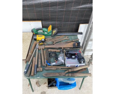 A LARGE COLLECTION OF VINTAGE HAND TOOLS TO INCLUDE SOME POWER TOOLS 