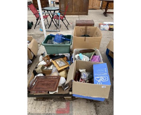 A LARGE QUANTITY OF HOUSEHOLD CLEARENCE ITEMS TO INCLUDE CERAMIC JUGS, TREEN TRAY AND GLASS WARE ETC 