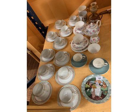 A COLLECTION OF MIXED CERAMICS TO INCLUDE CUPS AND SAUCERS 