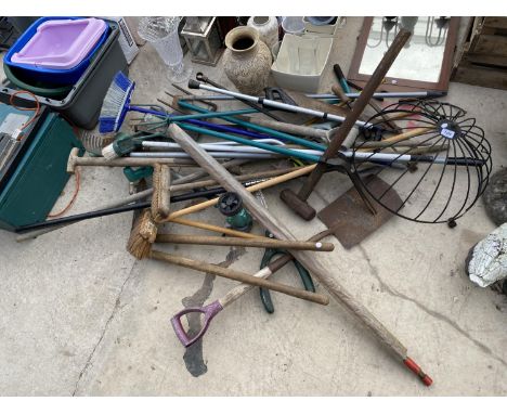 A LARGE QUANTITY OF VINTAGE GARDEN TOOLS TO INCLUDE FORKS, BRUSHES AND A HANGING BASKET ETC 