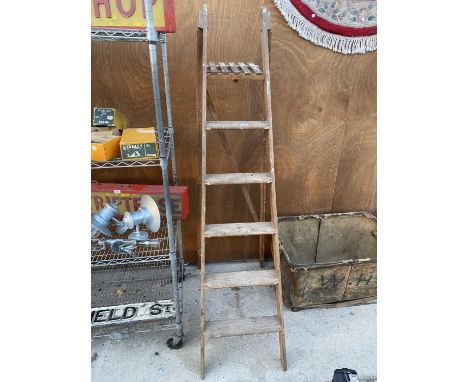 A VINTAGE WOODEN 5 RUNG STEP LADDER 