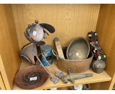 AN ASSORTMENT OF ITEMS TO INCLUDE TWO BRASS POTS, A COW BELL AND A VINTAGE TIN 