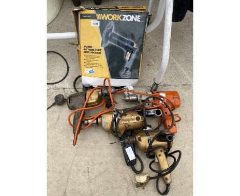 AN ASSORTMENT OF POWER TOOLS TO INCLUDE FOUR ELECTRIC DRILLS AND A PUMP ACTION UNBLOCKER 