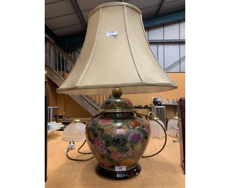 A LARGE DECORATIVE TABLE LAMP TO INCLUDE THE SHADE (H: WITH SHADE APPROXIMATELY 62CM) 