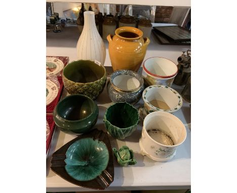 A QUANTITY OF PLANTERS IN VARIOUS SHADES OF GREEN CERAMIC TO INCLUDE A SYLVAC EXAMPLE ANS A LARGE EARTHENWARE VASE 