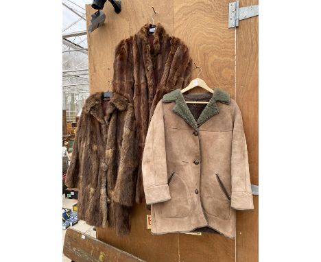 THREE VINTAGE LADIES COATS TO INCLUDE TWO FUR AND ONE SHEEP SKIN 