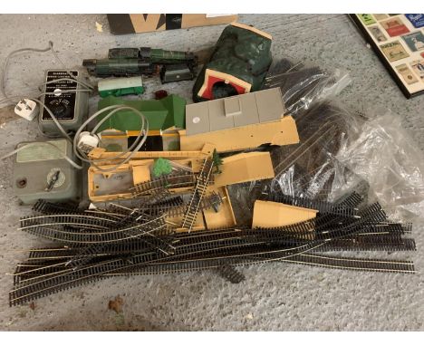 A LARGE QUANTITY OF MODEL RAILWAY ITEMS TO INCLUDE HORNBY, METAL TRAINS AND TRACK ETC 
