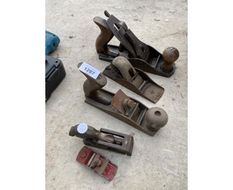 FIVE VINTAGE WOOD PLANES OF VARIOUS SIZES TO INCLUDE A STANLEY 