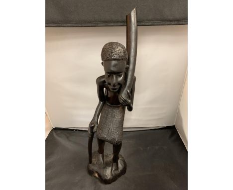 A LARGE DECORATIVE CARVED TRIBAL MALE MODEL (H:45CM) 