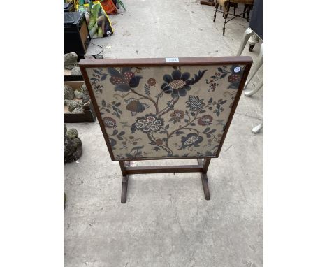 AN EDARDIAN TILT-TOP TABLE/FIRESCREEN WITH WILLIAM MORRIS STYLE FLORAL EMBROIDERY 