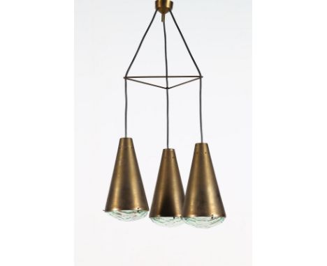 . Brass and glass. Cm 34,00 x 100,00 x 34,00. Suspension lamp with three lights mod. 2126, for Fontana Arte, 50s. Gem-shaped 