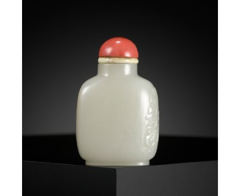 A WHITE JADE WITH RUSSET SKIN ‘MONKEYS’ SNUFF BOTTLE, CHINA, 1750-1850 1750-1850年白玉留皮鼻煙壺 Please note this Lot is to be sold a