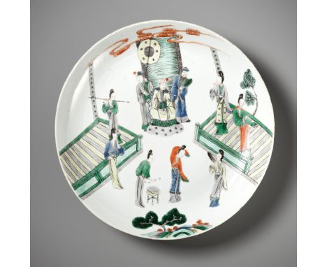 A FAMILLE VERTE ‘ELEGANT BEAUTIES’ DISH, KANGXI MARK AND PERIOD 康熙款及年代硬彩“美人圖”盤Please note this Lot is to be sold at No Reserv