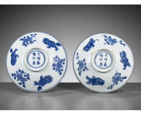 A PAIR OF BLUE AND WHITE ‘LIONS AND PEONY’ PORCELAIN BOWLS, SHUNZHI TO KANGXI PERIOD 順治至康熙時期一對青花《獅子牡丹》碗Please note this Lot i