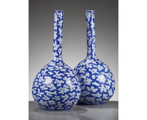 A PAIR OF BLUE AND WHITE ‘ICE CRACK AND PRUNUS’ BOTTLE VASES, 19TH CENTURY 十九世紀一對青花冰梅紋膽瓶Please note this Lot is to be sold at