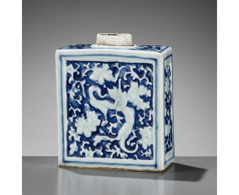 A BLUE AND WHITE ‘DRAGON’ TEA CADDY, EARLY QING DYNASTY 清初青花龍紋茶罐Please note this Lot is to be sold at No Reserve. 本拍品不設底價Chin