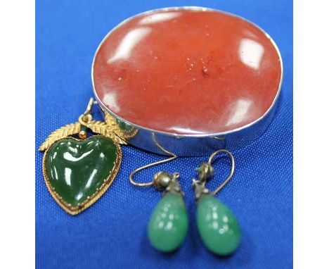 RED AGATE BROOCH AND A PAIR OF JADE EARRINGS