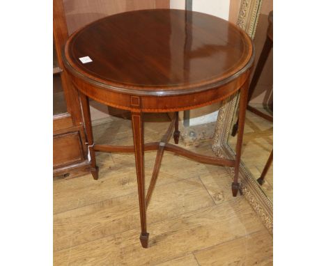 An Edwardian satinwood banded circular mahogany occasional table Diam.68cm