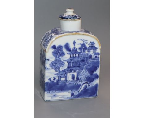 A Chinese Qianlong period blue and white tea caddy H.13cm