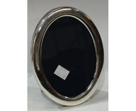 An Elizabeth II silver oval easel photograph frame, Sheffield 1992 