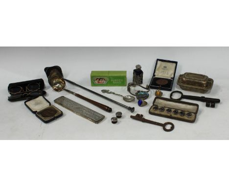 Boxes &amp; Objects - a set of six Victorian white metal buttons, cased; a Chinese silver teaspoon; a pierced silver vanity b