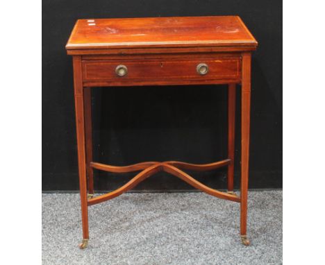 An Edwardian mahogany card table, of small and neat proportions, hinged crossbanded rectangular top with inset baize lined pl
