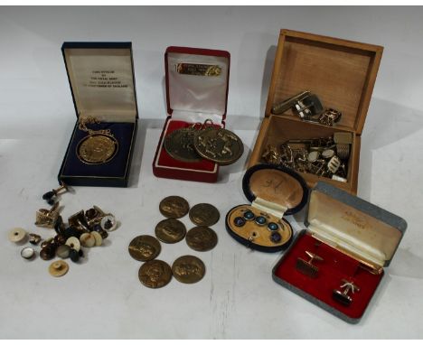 Gentlemens Accessories - cufflinks, studs, medallions, etc 