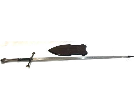 United Cutlery Lord of the Rings Anduril (Aragorn Sword) 1:1 scale Prop Replica (Stainless Steel), Near Mint, with display pl