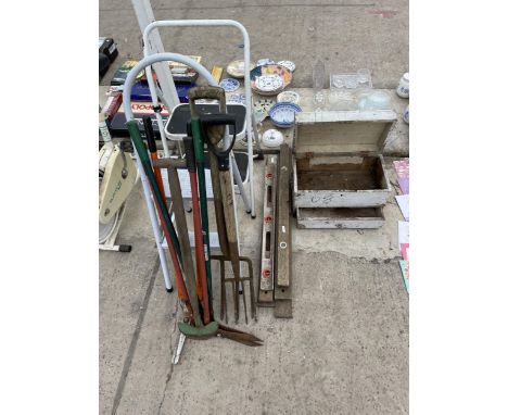AN ASSORTMENT OF TOOLS TO INCLUDE SPIRIT LEVELS, FORKS AND STEP LADDERS ETC 