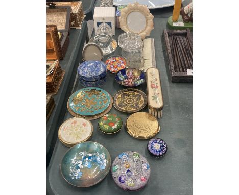 A MIXED LOT TO INCLUDE VINTAGE COMPACTS, STRATTON, PYGMALION, ETC, GLASSWARE, PAPERWEIGHTS, CLOISONNE STYLE SMALL PIN TRAYS, 
