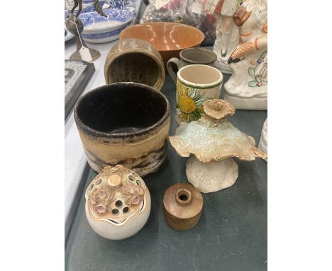 A COLLECTION OF STUDIO POTTERY TO INCLUDE A SALT PIG, BOWLS, A PLANTER, ETC - 8 PIECES IN TOTAL 