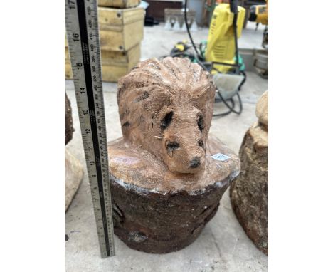 A HEDGEHOG CHAINSAW CARVING (H:35CM) 