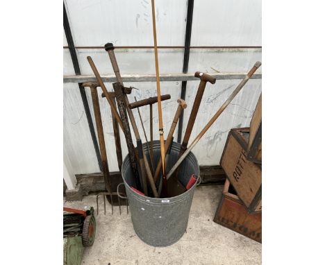 A GALVANISED DUSTBIN WITH AN ASSORTMENT OF GARDEN TOOLS TO INCLUDE SPADE, FORK AND SHEARS ETC 