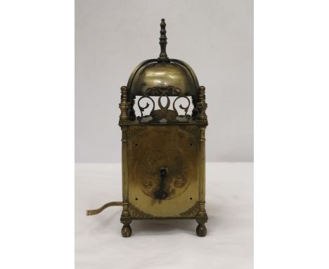 A VINTAGE BRASS LANTERN CLOCK, HEIGHT 25CM 