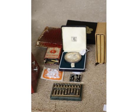 A MIXED LOT TO INCLUDE A MMINIATURE ABACUS, PEN NIBS, A VINTAGE MARY QUANT EYESHADOW PALETTE, 25TH ANNIVERSARY CHEMICAL BANK,